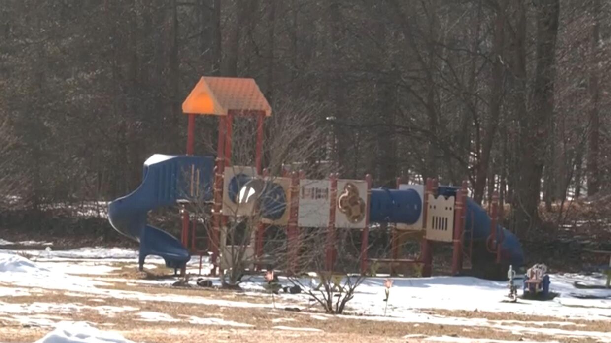 Der var en lille legeplads på grunden, hvor pigen blev fundet. Foto: CNN 