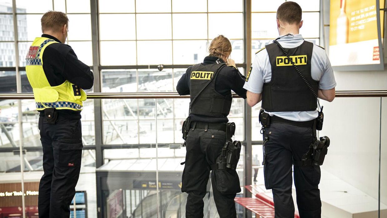 Dette er ikke et billede fra hændelsen, men blot et billede af politiet i lufthavnen.