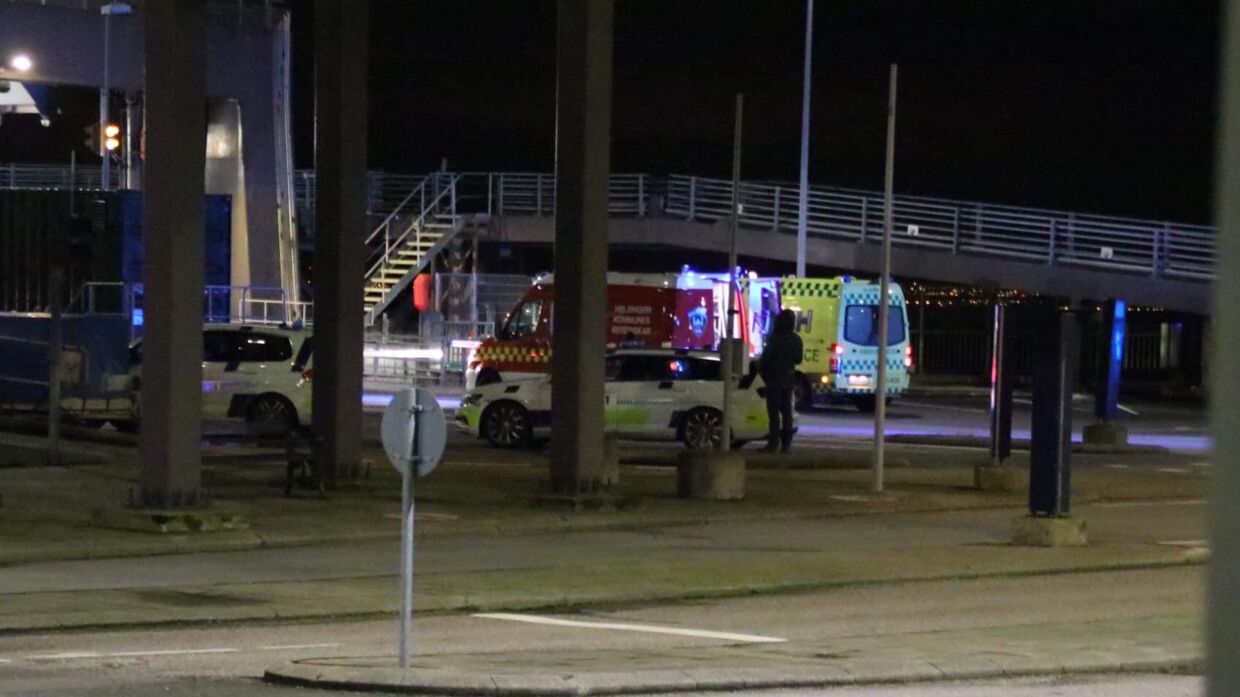 Ved færgehavnen i Helsingør er politi og hjemmeværn til stede, efter en mand er faldet i vandet fra færgen