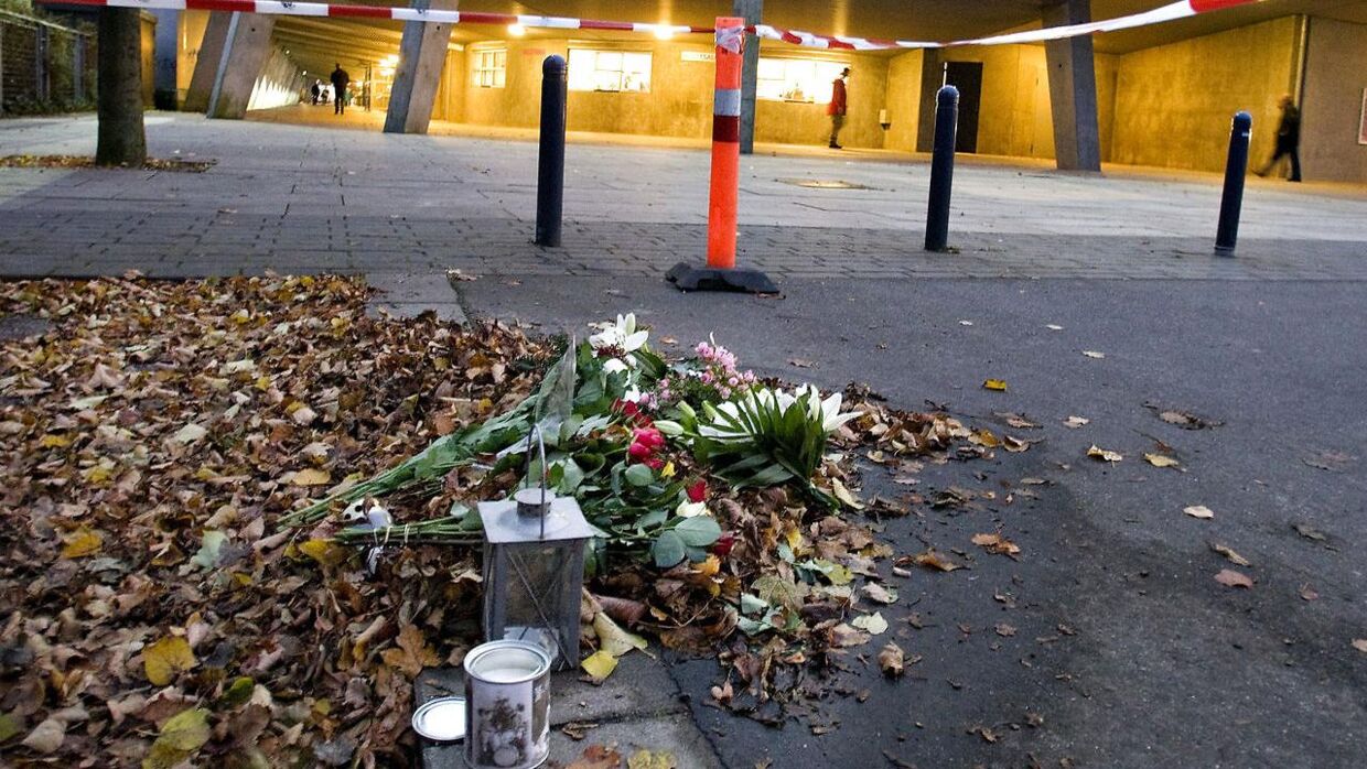 Ligesom med Mia-sagen påvirker drabet på Henrik Bjerremand Kristensen aalborgenserne. Hurtigt bliver der lagt blomster ved Aalborg Stadion.