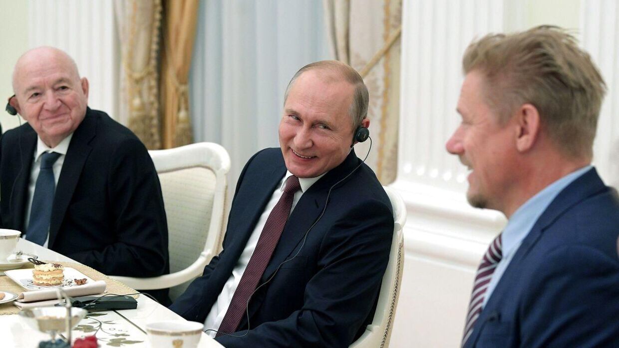 Putin og Schmeichel i samtale under besøget i 2018. 