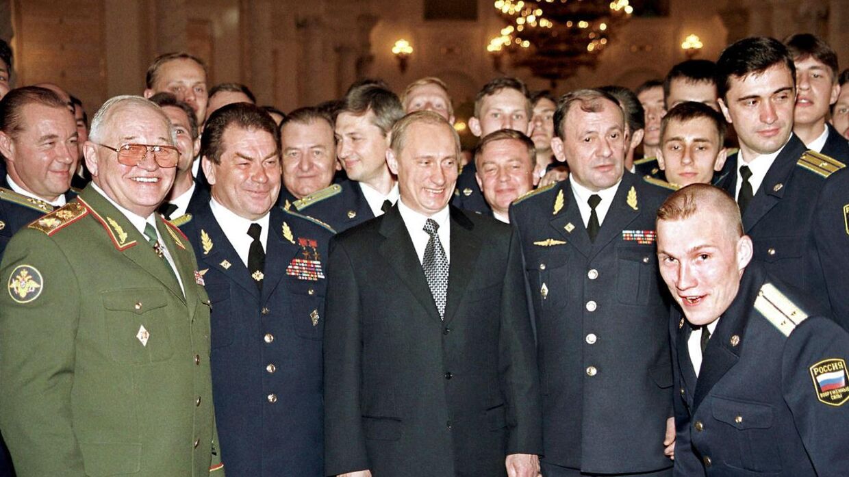 Putin i år 2000 - kort efter at han var kommet til magten. Dengang var han mere smilende. 