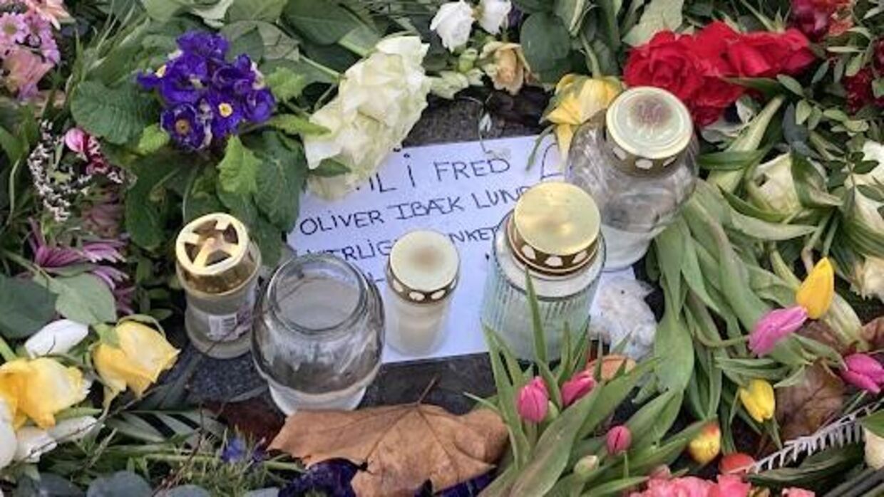 'Hvil i fred, Oliver Ibæk Lund', står der på en seddel mellem blomsterne.