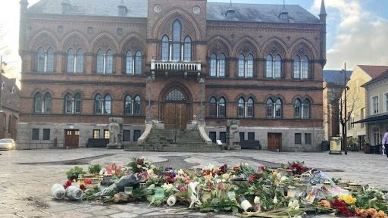 Foran rådhuset i Vejle har ligger der blomster til ære for Oliver Ibæk Lund.