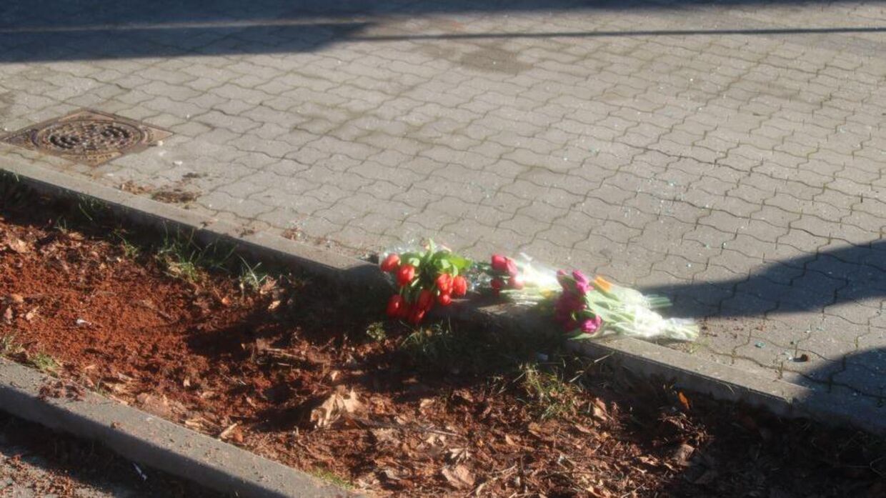 Folk har været forbi parkeringspladsen ved Netto med blomster, efter en ung mand er blevet skudt.