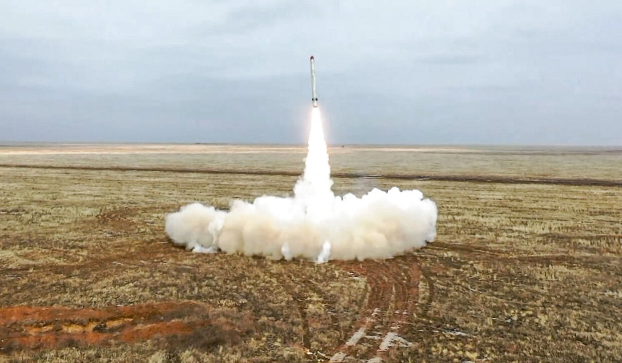 På dette billede ses en prøveaffyring af et russisk missil af typen 'Iskander', der kan transportere atomsprænghoveder, under en øvelse 19. februar 2022. 