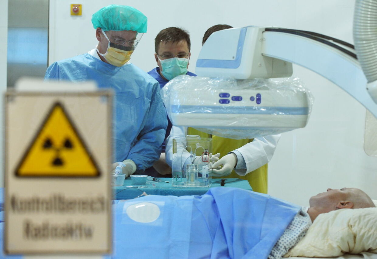 ARKIV. På billedet ses den tyske radiolog Thomas Vogl, der ifølge TV 2s dokumentar behandler fem danskere om måneden med regional kemoterapi. Hver behandling koster 29.000 kroner.