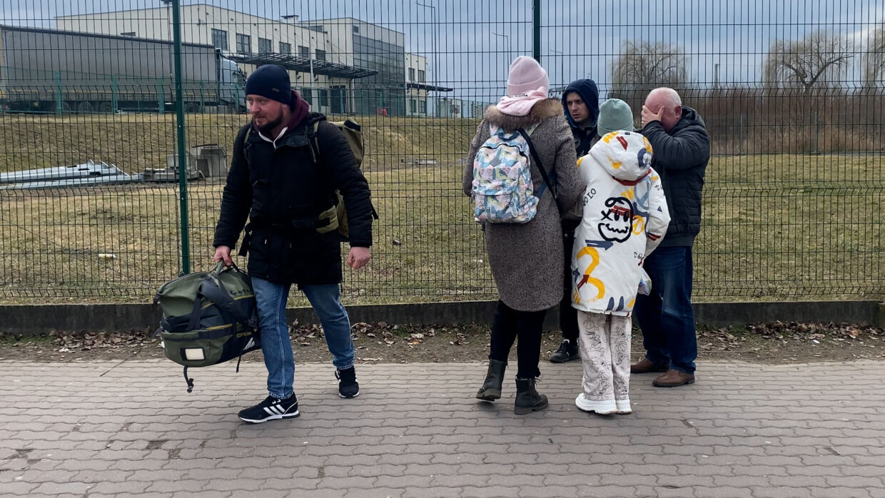 En mand tager afsked med sin familie ved grænsen og tager tilbage til Ukraine. 