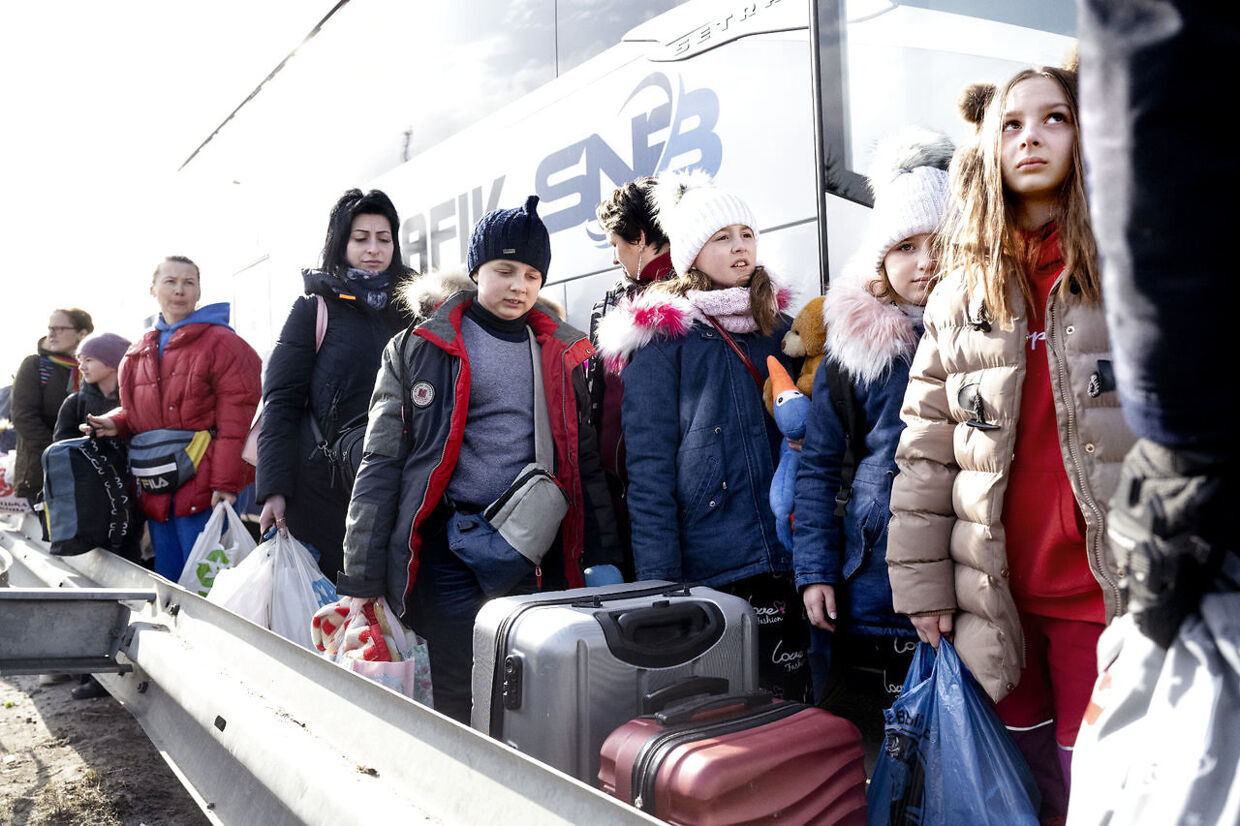 Organisationen Bevar Ukraine har fyldt en bus fra Svaneke-Nexø Bustrafik med nødhjælp og er kørt til den ukrainsk-polske grænse ved Hrebenne. Her bliver nødhjælpen afleveret til forskellige modtagecentre og bussen fyldt med flygtninge, der bliver taget med retur til Tyskland og Danmark.