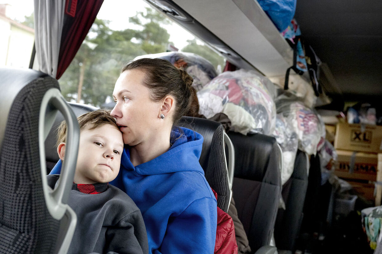 Organisationen Bevar Ukraine har fyldt en bus fra Svaneke-Nexø Bustrafik med nødhjælp og er kørt til den ukrainsk-polske grænse ved Hrebenne. Her bliver nødhjælpen afleveret til forskellige modtagecentre og bussen fyldt med flygtninge, der bliver taget med retur til Tyskland og Danmark.