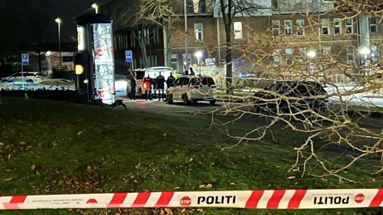 Ti unge mænd blev onsdag varetægtsfængslet efter et grundlovsforhør ved Retten i Odense. De er alle ti sigtede i en sag om et knivoverfald 13. januar ved en parkeringsplads på Dannebrogsgade i Odense. Foto: presse-fotos.dk