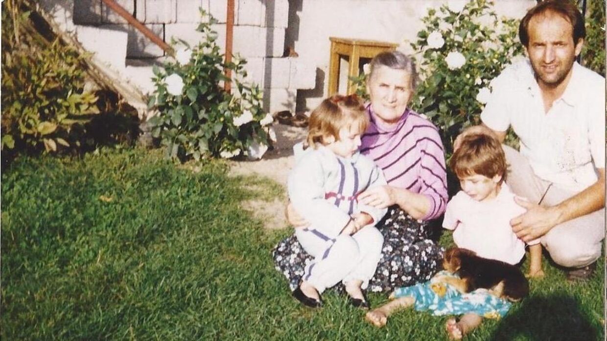 Selvedina sammen med sin lillesøster, bedstemor og far, mens de stadig er i Bosnien.