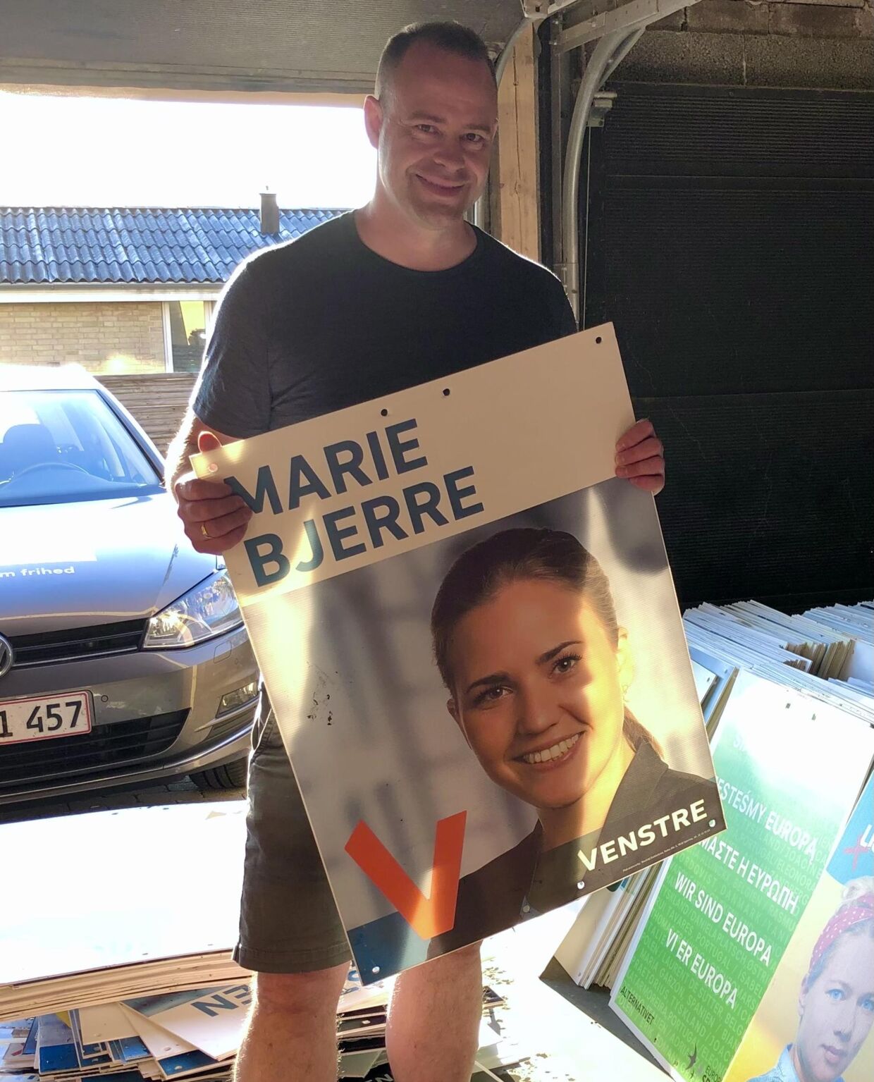 Jan med Maries valgplakat. Foto: Privat
