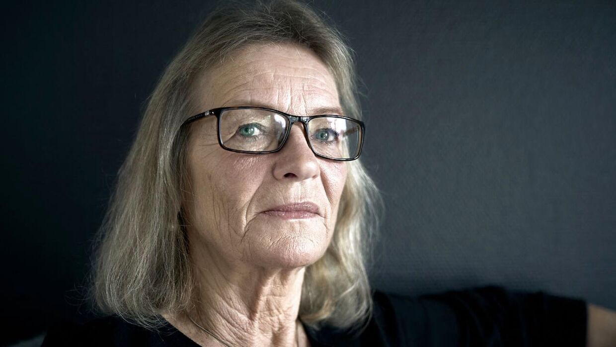 Helle de Lichtenberg har overvejet at flytte sin demente mor til et andet plejehjem, men på grund af morens demens frygter hun, at det vil gøre mere skade end gavn.