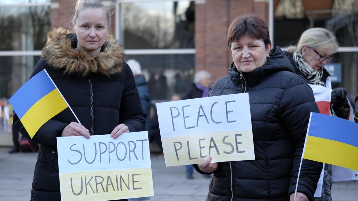 Barbara Odrzywolska og datteren Joanna Szyszka viser deres støtte med ukrainske flag og plakater.