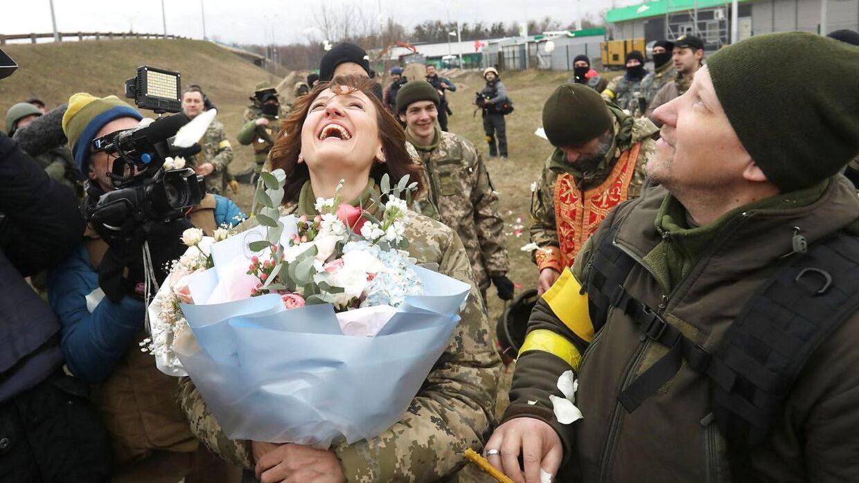 Lesia Ivashchenko og Valerii Fylymonov blev i løbet af søndagen gift under krigen i Ukraine. Foto: REUTERS/Mykola Tymchenko