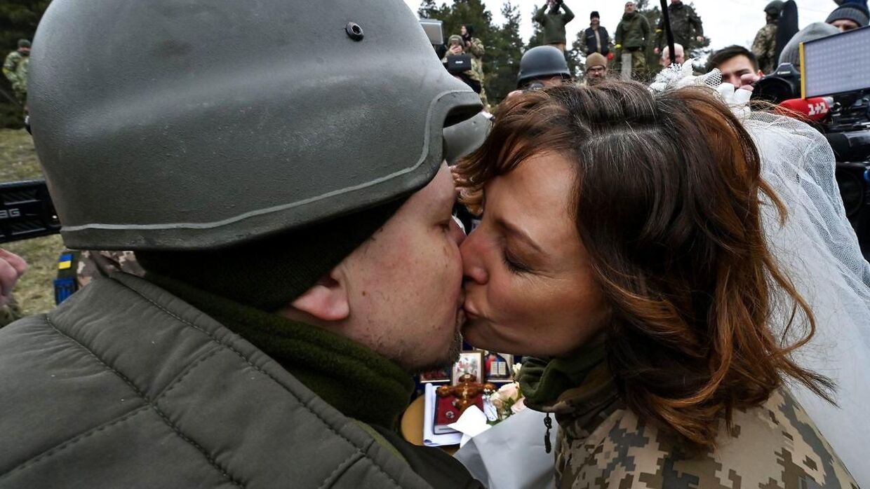 To ukrainske soldater er blevet gift lidt uden for Kyiv. Foto: Genya SAVILOV / AFP