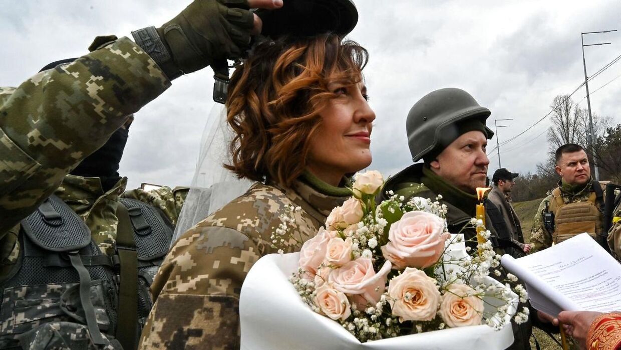 Dette ukrainske par valgte at sige ja til hinanden på trods af, at krigen raser i Ukraine. Foto:&nbsp; by Genya SAVILOV / AFP