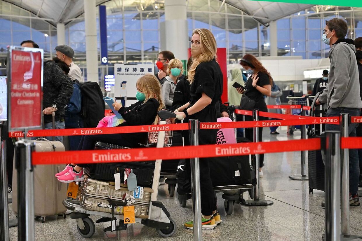 Familier tjekker ind ved skranken i Hongkongs internationale lufthavn 8. marts 2022.