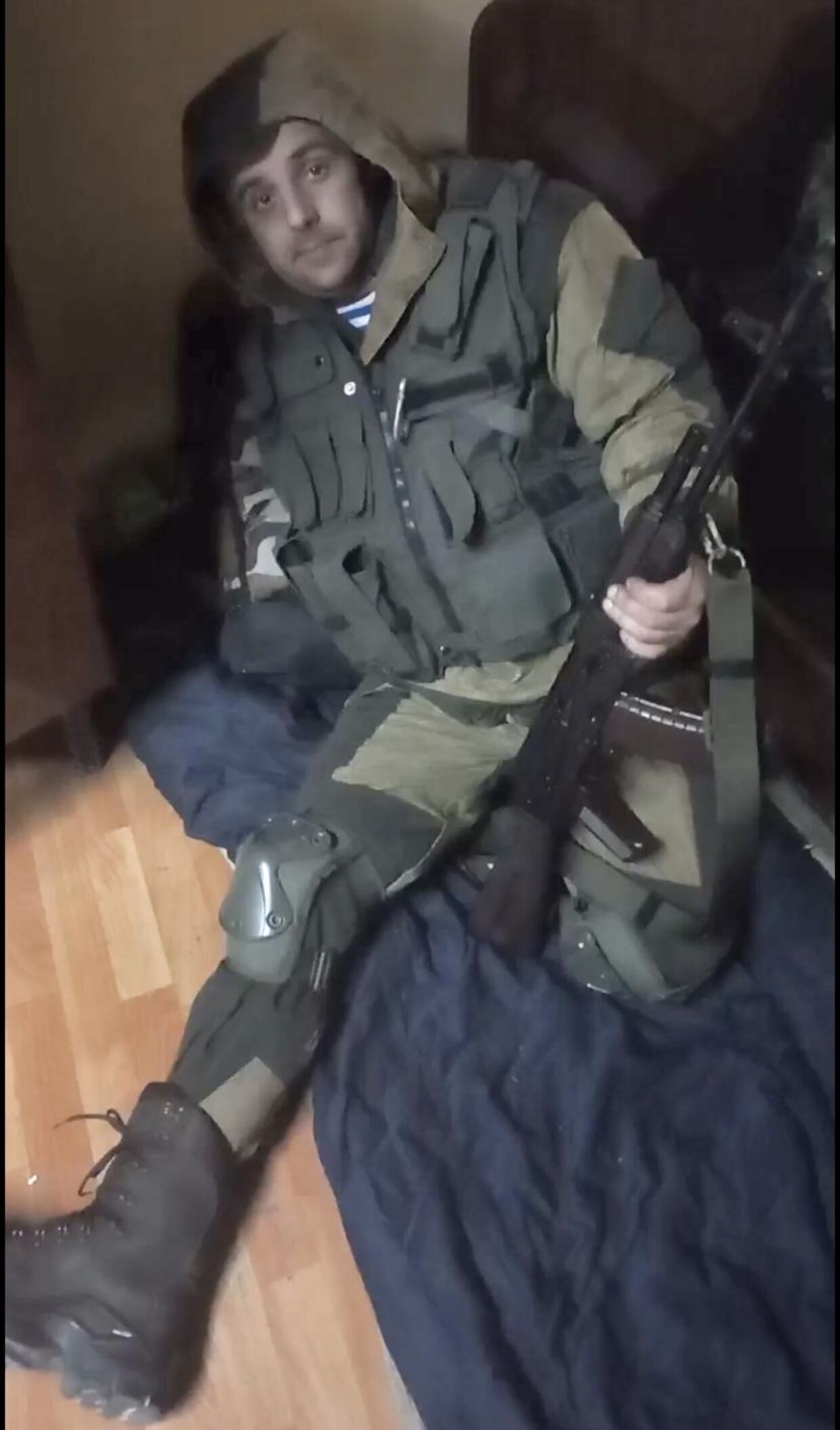 Sergei ved fronten i Kharkiv, nu i uniform og med våben.