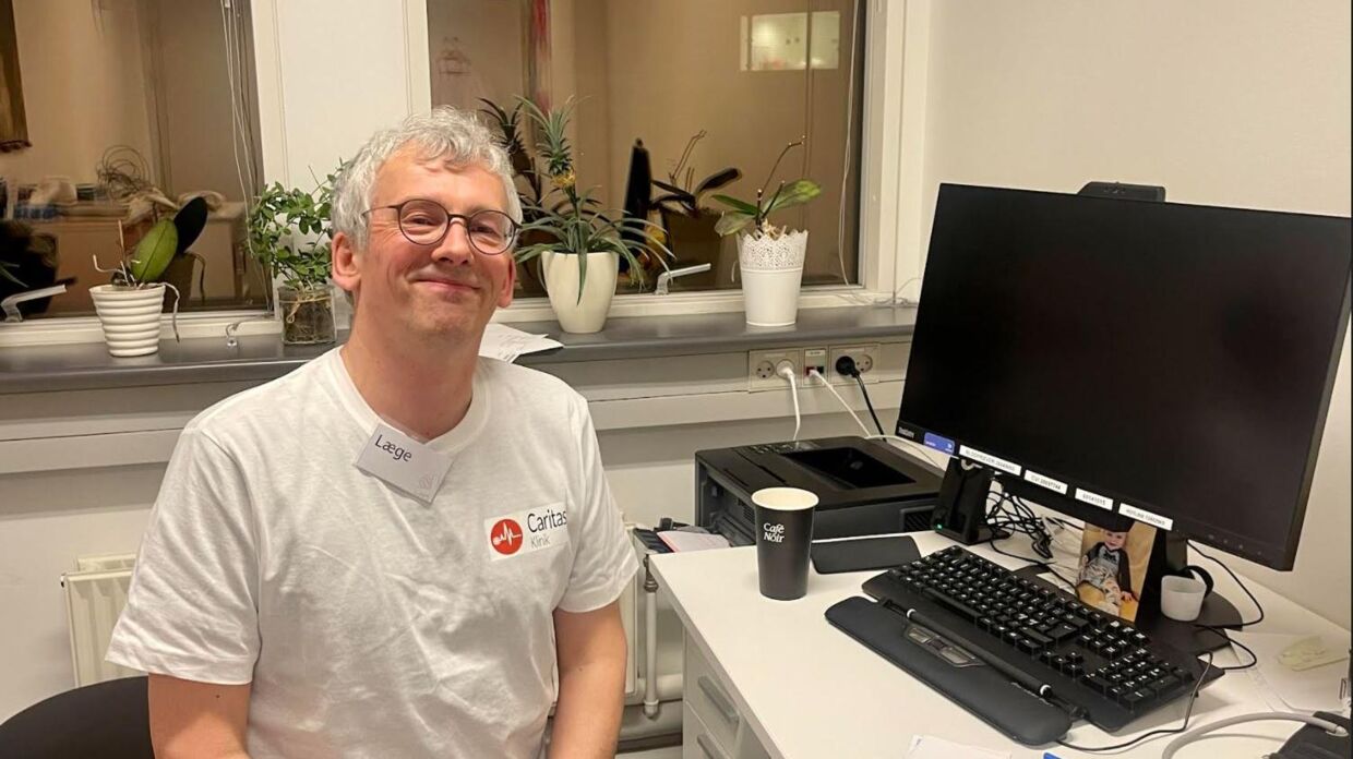 Karsten Thieler er normalt læge på Holbæk Sygehus, men nogle tirsdage er han frivillig i Caritas Klinikken. Foto: B.T.