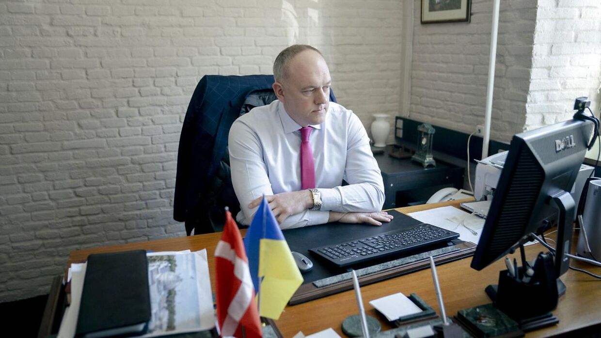 Ukraines ambassadør i Danmark, Mykhailo Vydoinik, kan se frem til en henvendelse fra Udenrigsministeriet, fordi ambassaden ikke betaler sine parkeringsbøder. Her er ambassadøren fotograferet på sit kontor på den ukrainske ambassade på Toldbodgade i København.