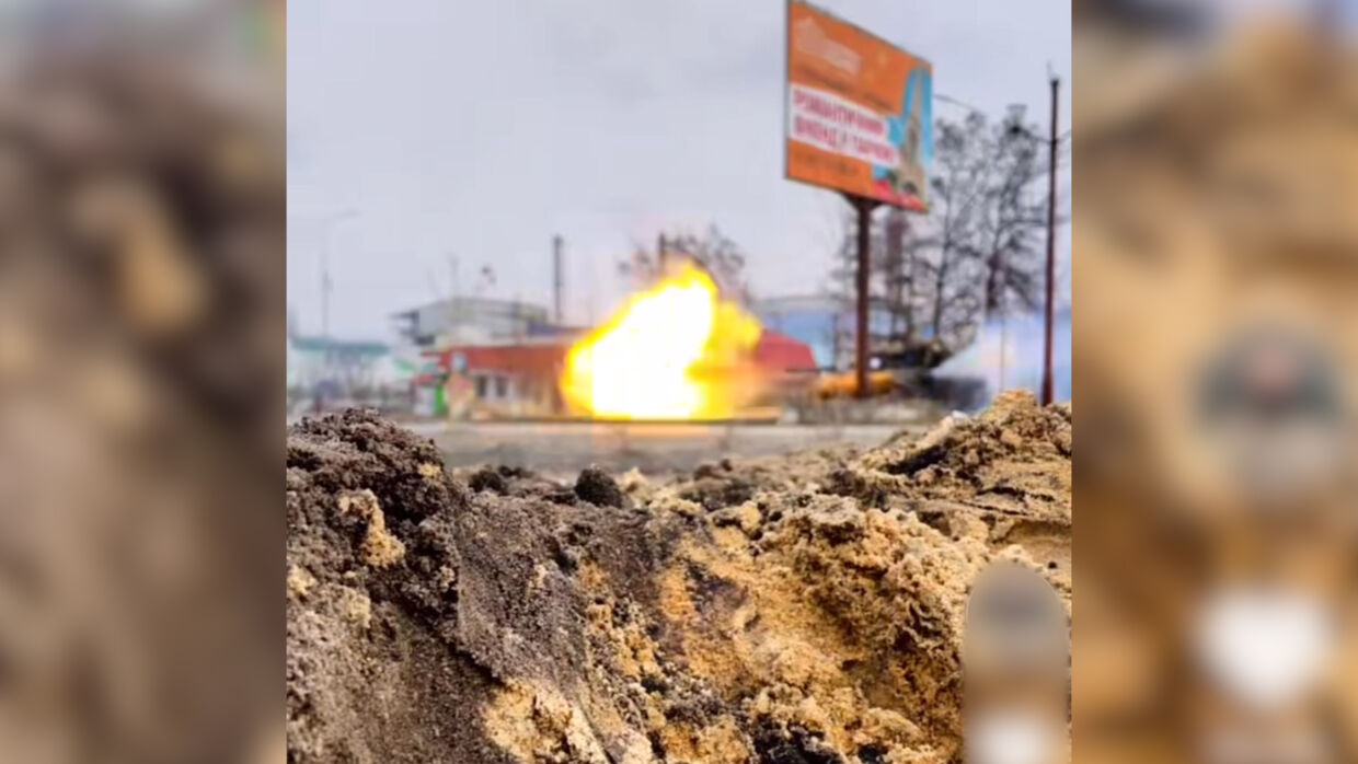 Den ukrainske soldat Ros har filmet ildkamp fra forreste linje med sin mobiltelefon. Du kan se flere af videoerne øverst i artiklen.