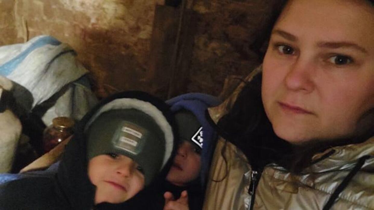 Iryna Hayrapetyan og drengene i et beskyttelsesrum inden de flygter fra Ukraine.