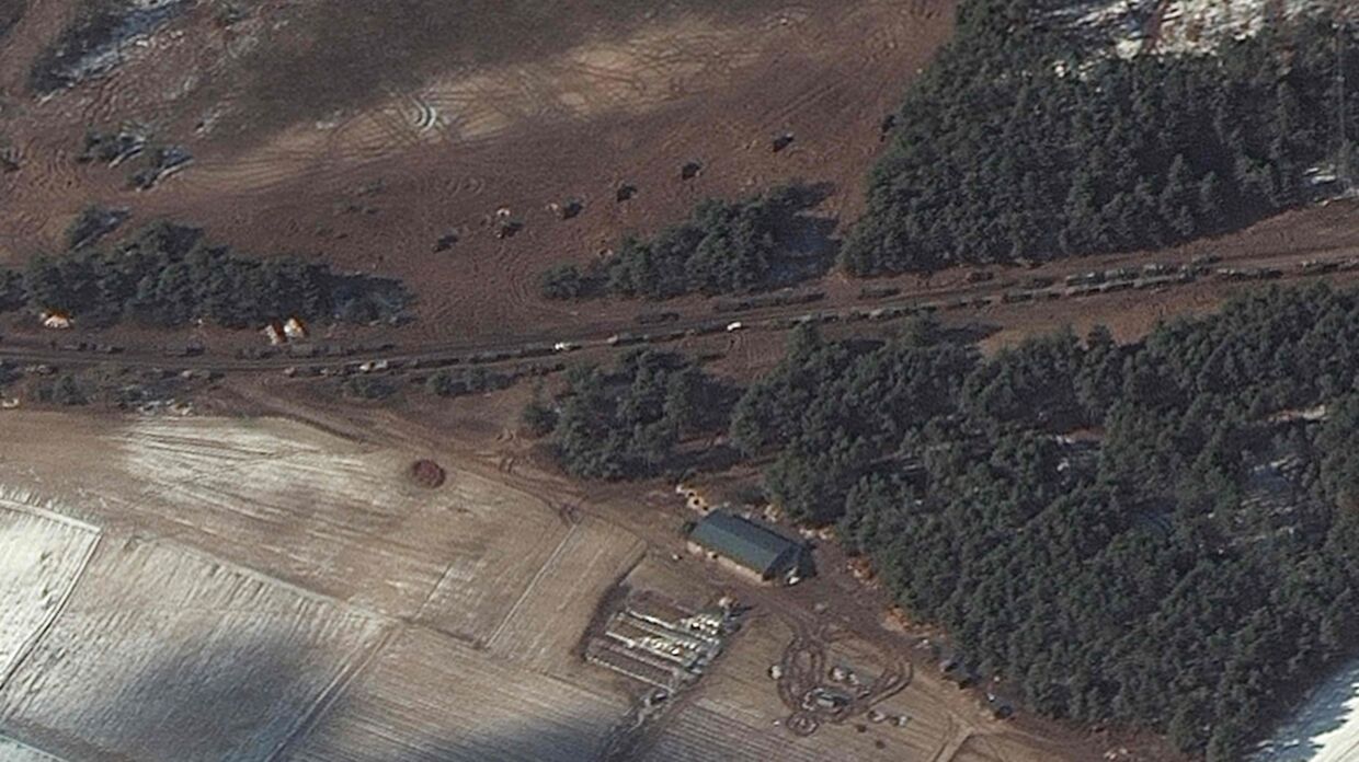 Satellitbilledet er fra 9. marts. Det viser russiske tropper i færd med at forsyne deres kampvogne i byen Berestianka nær Kyiv.