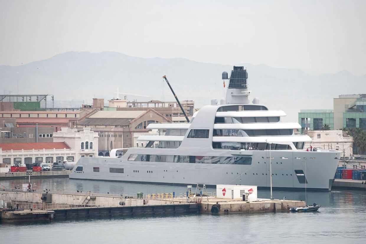 Roman Abramovich yacht, Solaris, var verdens største da han købte den. Den er 140 meter lang. Siden har Asher Usmanov, en anden London-baseret russisk oligark købt en endnu større båd