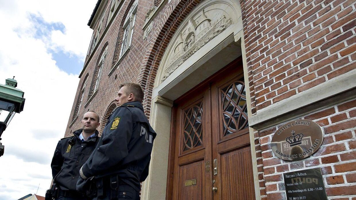 Arkivfoto. Politi foran Retten i Aarhus, hvor en omfattende narkosag på torsdag begynder. (Foto: Henning Bagger/Scanpix 2012)