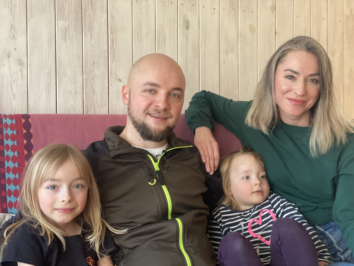 Jaroslaw og Agnieszka Ziebiec sammen med deres børn, Anja på seks år og Maja på tre år.