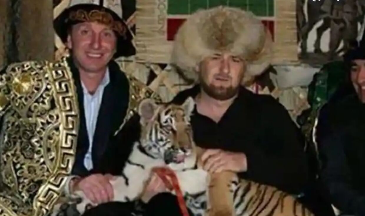 Ramzan Kadyrov poserer med en tiger på sin Instagram. 