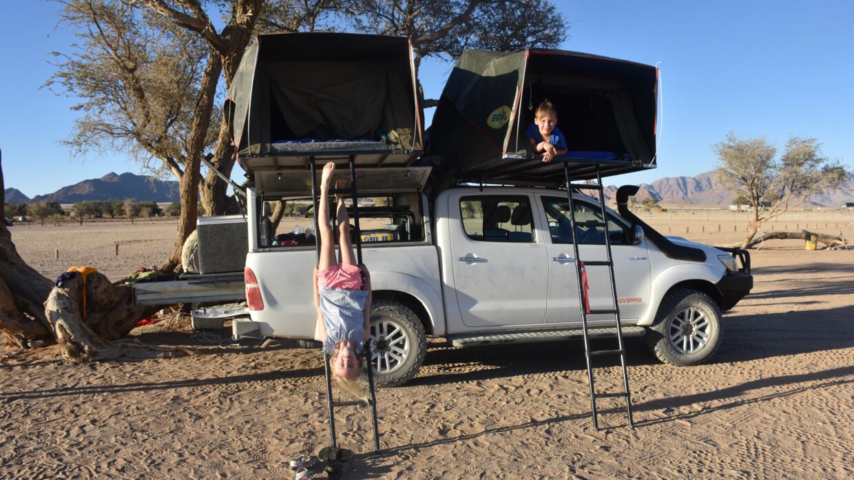 Jesper Grønkjærs to børn på den firehjulstrækker, der var familiens hjem under deres rejse til Namibia i 2018.