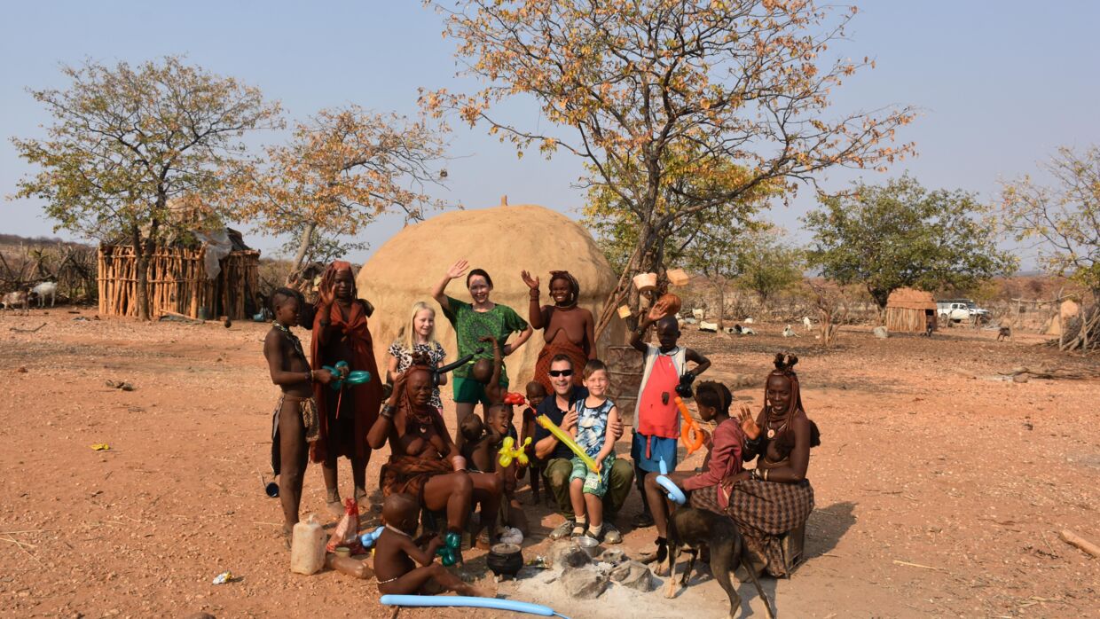 Familien Grønkjær hos himba-stammen i Namibia.