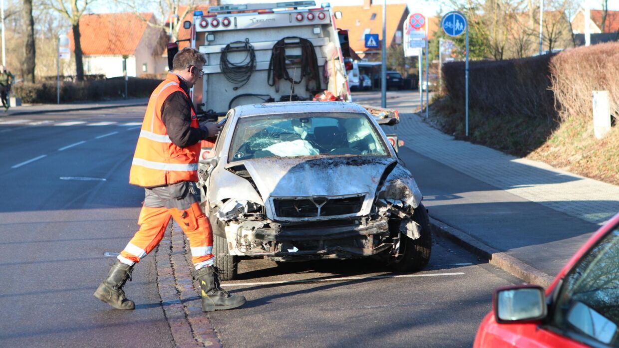 Føreren af denne bil kørte galt tidligt lørdag morgen. Foto: Presse-fotos.dk 