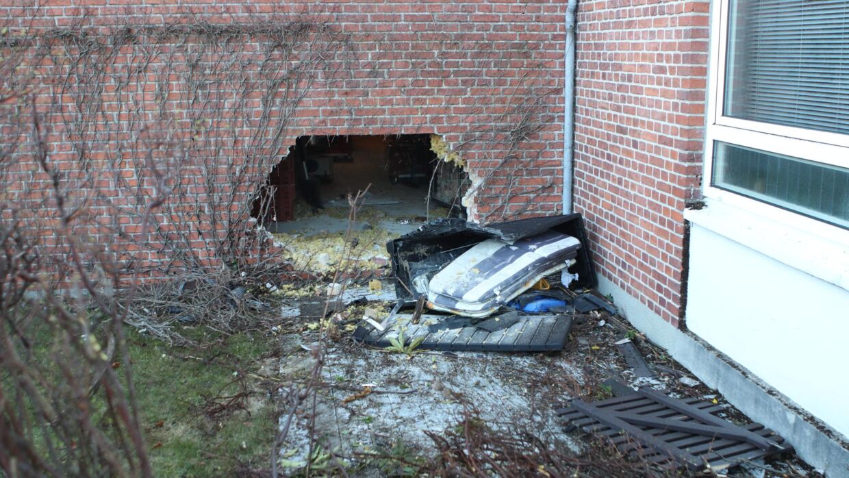 Det var her en bilist røg gennem muren hos en bagerforretning tidligt lørdag morgen. Foto: Presse-fotos.dk 