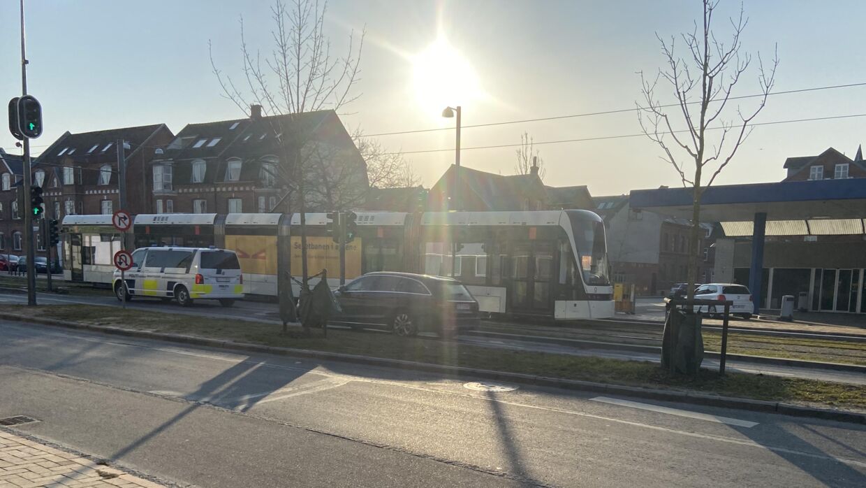 Også tirsdag morgen var letbanen i Odense i sammenstød. Her blev et letbanetog ramt en cyklist på Vestre Stationsvej. Foto: Amanda Kieler Andersen.