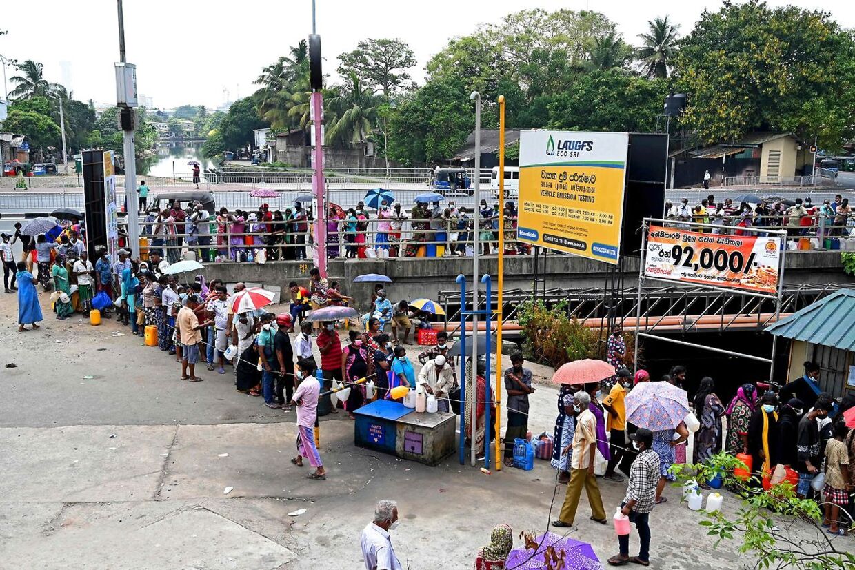 Køen er lang ved denne benzinstation i Colombo, hvor folk venter på at købe petroleum.