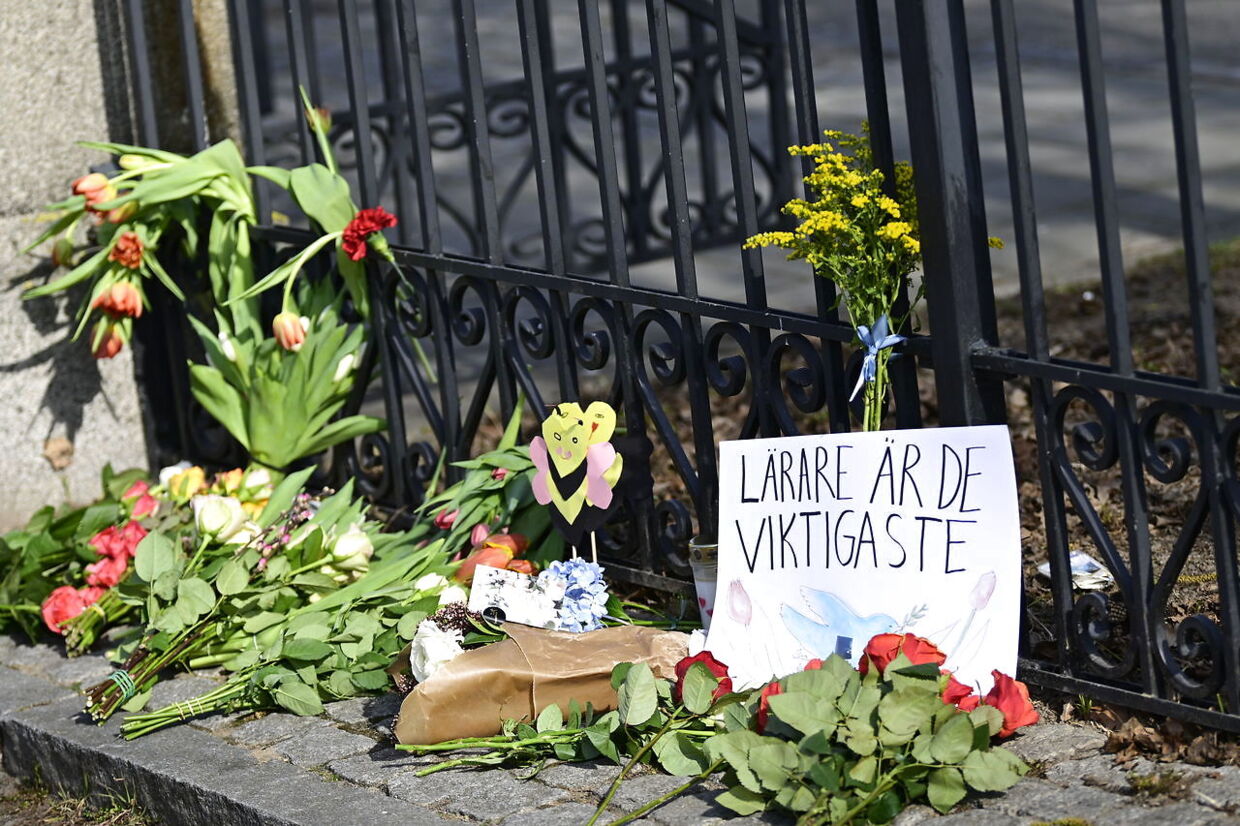 Blomster uden for gymnasiet Malmö Latinskole til minde om de to dræbte.