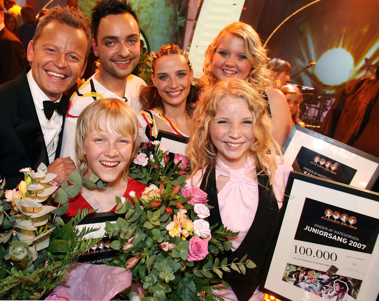 Sofie Østergaard vandt 'Scenen er din' i kategorien 'Dans' sammen med den senere 'Vild med dans'-danser Esbern Hansen. Her ses alle vinderne sammen med værten Bubber.