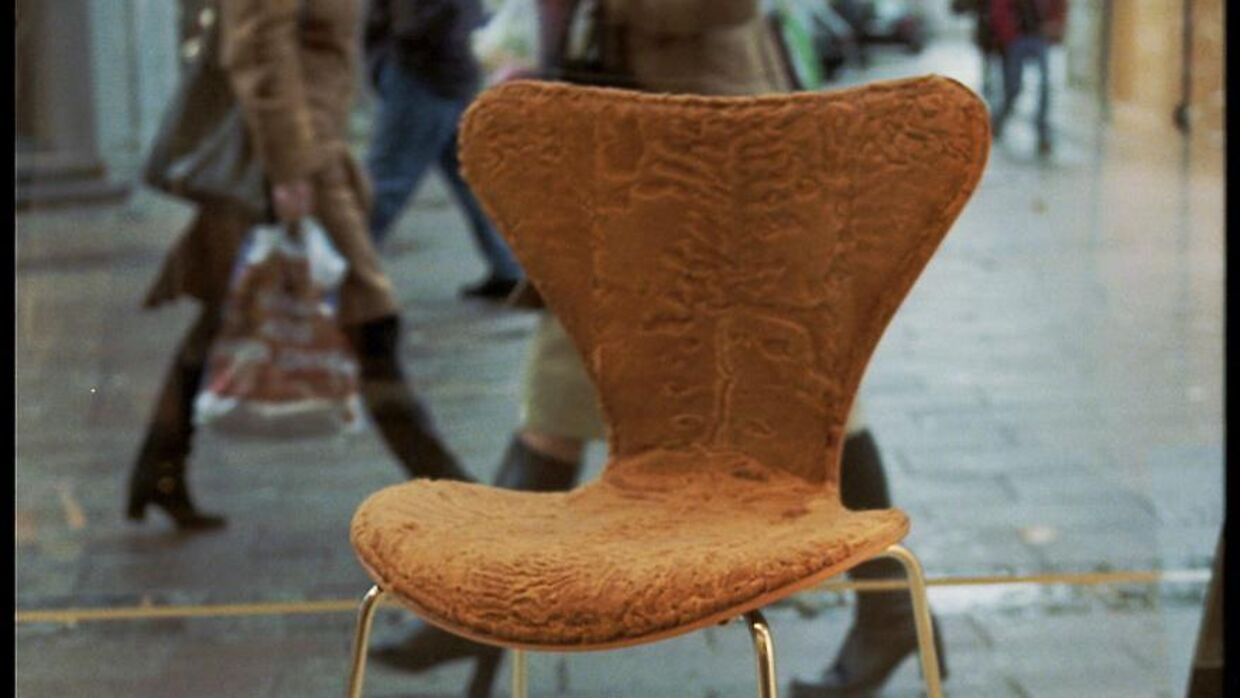 Det var seks af Arne Jacobsens berømte 7'er stole, tyvene slap afsted med. Dog med cognacfarvet læder i stedet for som på billedet persianer.