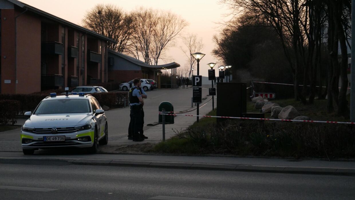 Sådan så det ud i Horsens ved boligområdet Axelborg i Horsens, da politiet rykkede ud til et knivoverfald. Foto: Presse-fotos.dk 