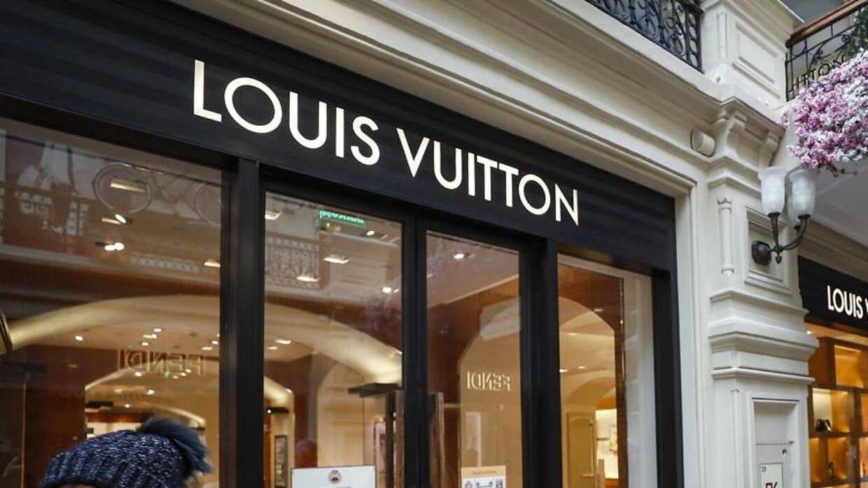 Modehuset Louis Vuitton er kommet i modvind grundet et smykkedesign. Foto: EPA/YURI KOCHETKOV