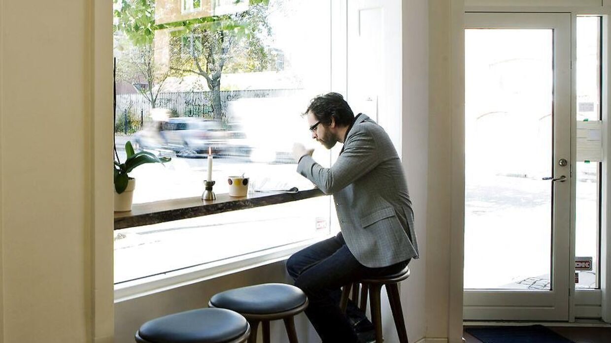 Arkivfoto af en kunde, der drikker sin kaffe på Ricco's Kaffebar.