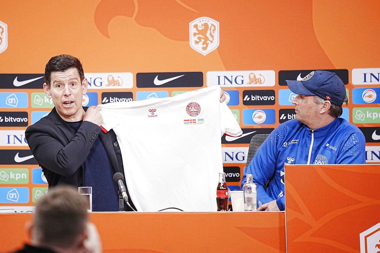Trøjen, som bliver båret af spillerne mod Holland lørdag, blev fremvist ved fredagens pressemøde. Her er det DBUs kommunikationschef Jakob Høyer, der viser trøjen frem.