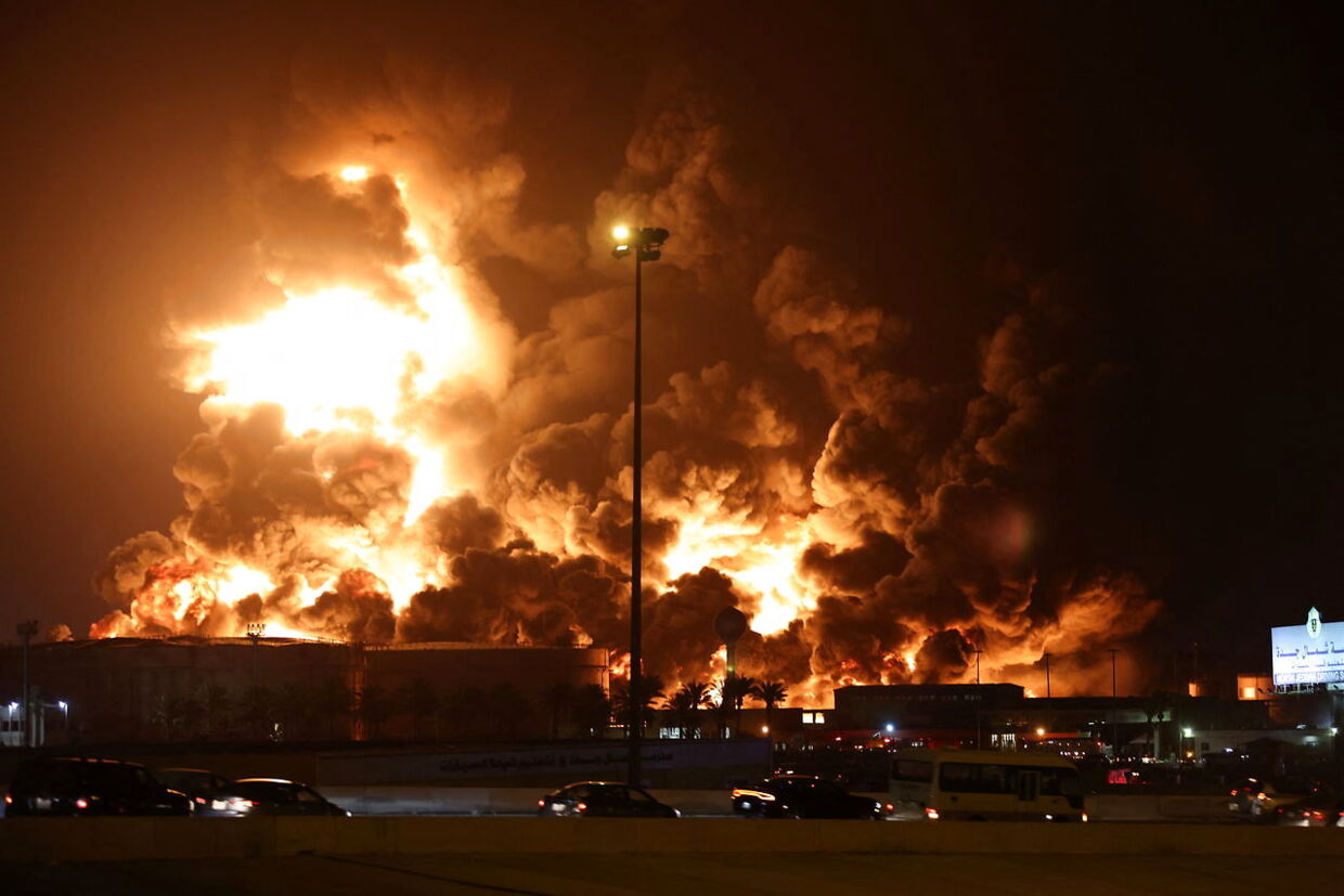 Fredag aften ser flammerne nærmest ud til at vokse rundt om det brændende olieanlæg.&nbsp; REUTERS/Ahmed Yosri