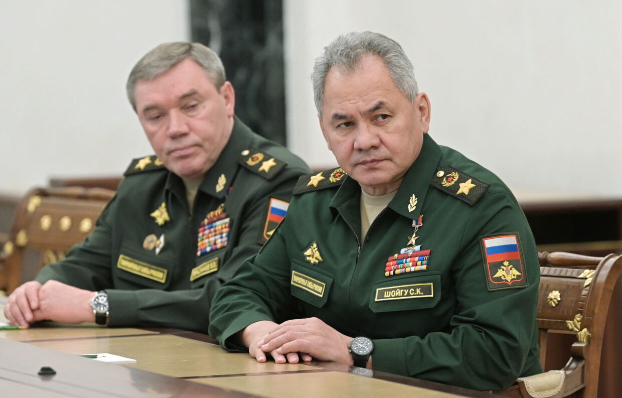 Ruslands forsvarsmnister Sergej Shoigu (th).