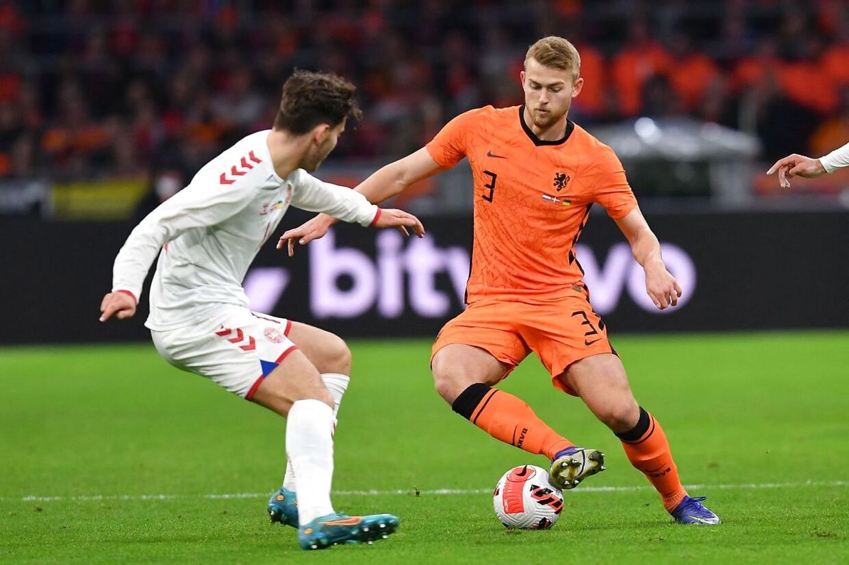 Denmark's forward Jonas Wind fights for the ball against Netherlands' defender Matthijs De Ligt during the friendly international football match between Netherlands and Denmark at the Johan Cruijff Arena (Amsterdam ArenA) in Amsterdam on March 26, 2022. (Photo by JOHN THYS / AFP)