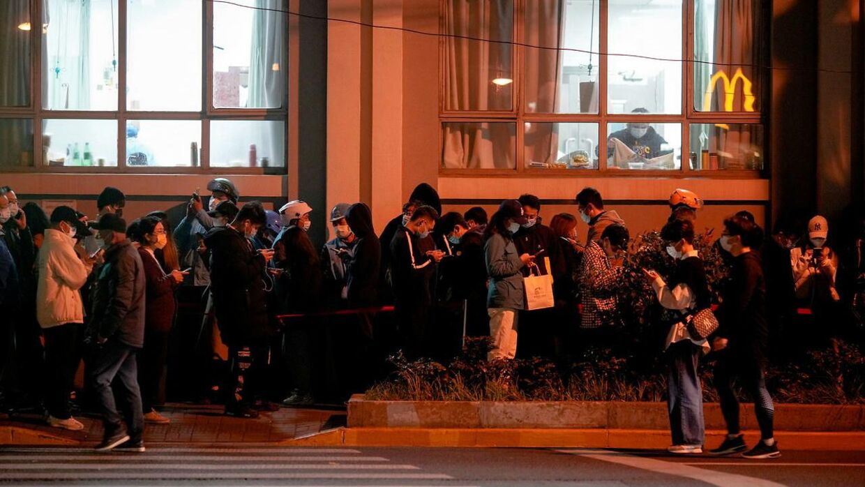 Her bliver folk i Shanghai testet for coronavirus. Foto: REUTERS/Aly Song